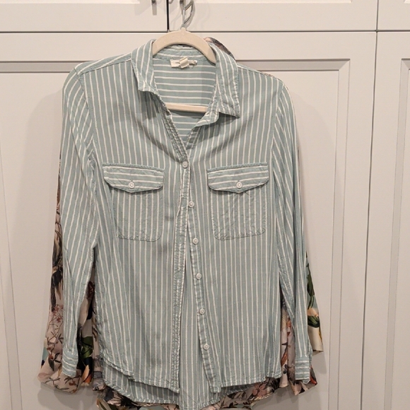 medium Size Patterned Button-Up Shirt Bundle - Picture 2 of 4